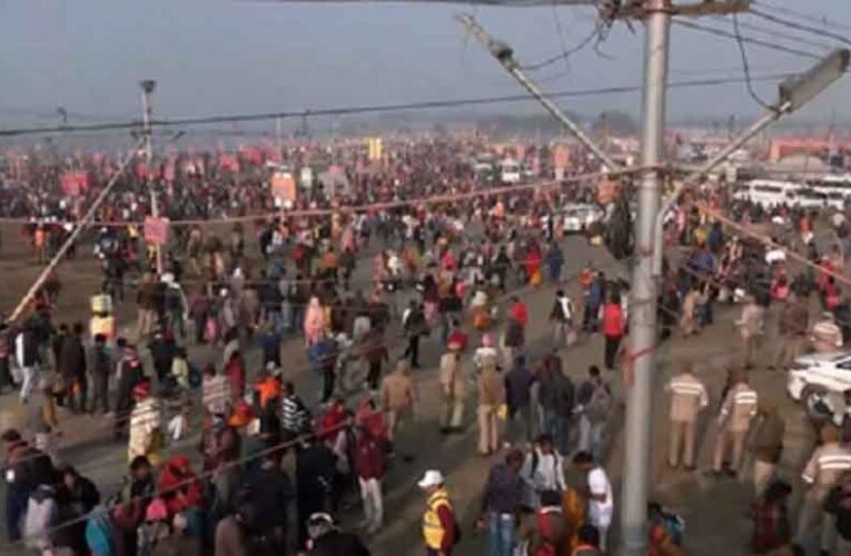 कड़ाके की ठंड को मात देकर संगम पहुंचे श्रद्धालु, माघ मेला में उमड़ी आस्था की भारी भीड़
