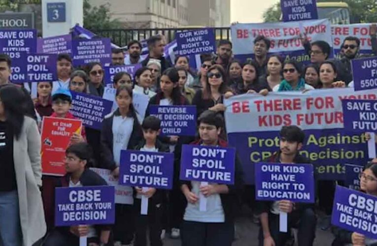 नीरजा मोदी स्कूल की मान्यता रद्द पर बवाल, 5500 छात्रों के भविष्य को लेकर अभिभावकों का सड़क पर प्रदर्शन