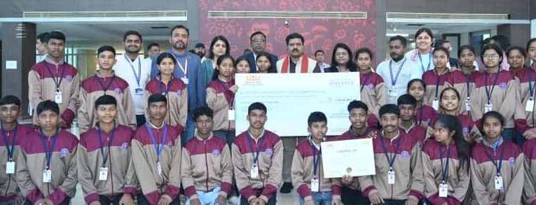 दिल्ली में आयोजित मॉडल यूथ ग्राम सभा में कोसमगुड़ा एकलव्य विद्यालय के युवाओं को मिला प्रथम पुरस्कार