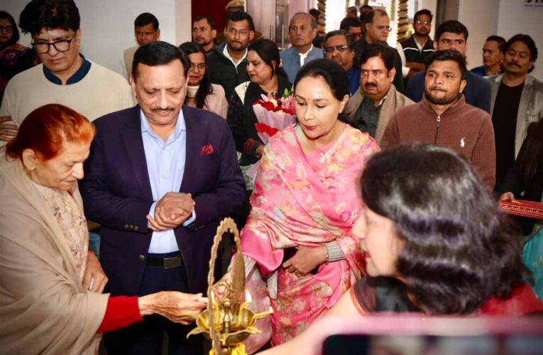 उपमुख्यमंत्री दिया कुमारी ने डॉ. सुषमा महाजन के कला चित्रों की प्रदर्शनी का किया उद्घाटन