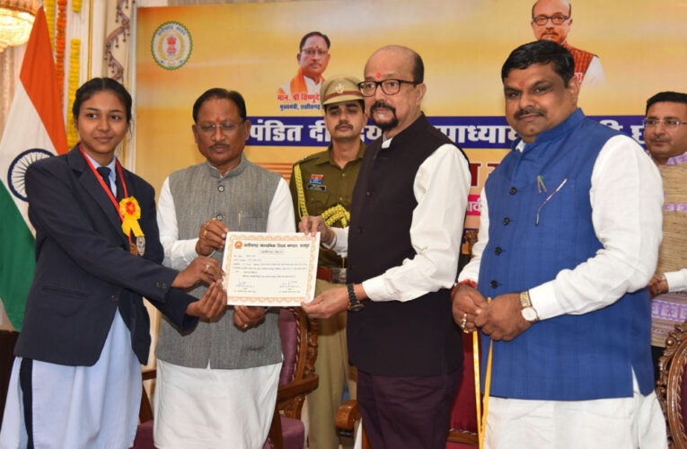 राज्यपाल और मुख्यमंत्री ने 10वीं-12वीं के मेधावी विद्यार्थियों को किया सम्मानित