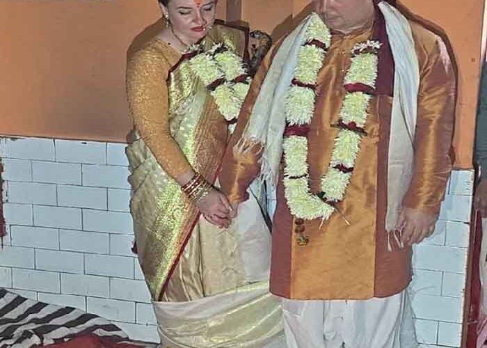 सनातन संस्कृति से प्रभावित रूस: गंगा तट पर रशियन दंपत्ति ने रचाया वैदिक विवाह, सिंदूर दान में भावुक पल