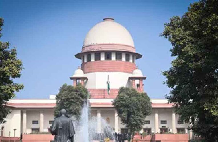 सावरकर की तस्वीर हटाने की मांग पर सुप्रीम कोर्ट सख्त, याचिकाकर्ता पूर्व अधिकारी को कड़ी फटकार