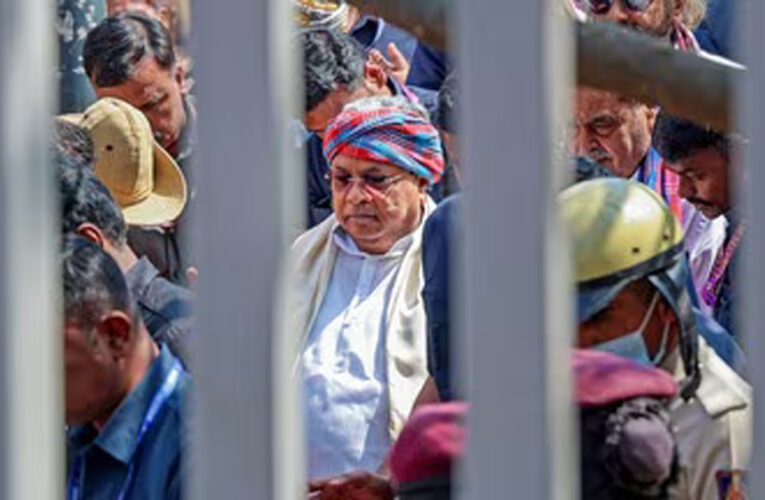 कर्नाटक में सियासी तूफान: CM सिद्धारमैया ने मुद्दा लेकर राज्यपाल के पास की सुलह की पेशकश