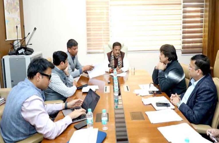 स्वास्थ्य उपकरणों की उपलब्धता के साथ उपयोग की सतत मॉनिटरिंग करें : उप मुख्यमंत्री शुक्ल