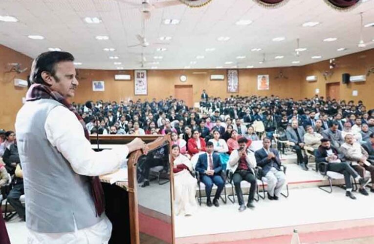 युवा नवाचार करें, अनुसंधान करें और प्रदेश को सतत विकास की ओर ले जाने के लिये आयें आगे : उप मुख्यमंत्री शुक्ल