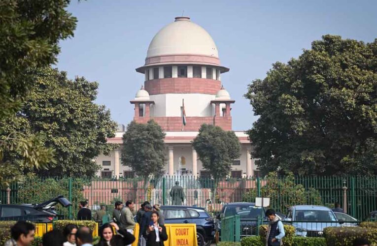 SC में सिब्बल की मांग– आवारा कुत्तों की हो नसबंदी, जज का तंज: काउंसिलिंग भी करवा दीजिए