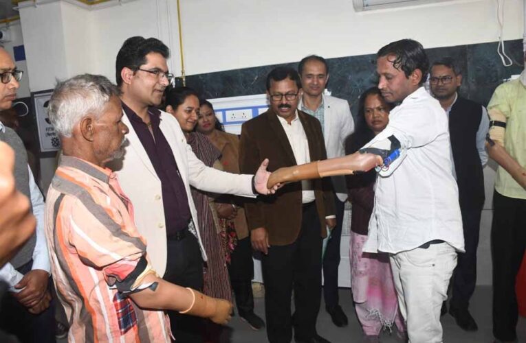 स्वास्थ्य विभाग की पहल से ज़िंदगी को नई रफ्तार, कोई फिर चलाएगा गाड़ी तो कोई थामेगा कलम