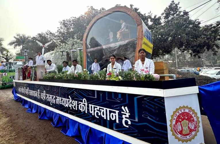 उच्च शिक्षा मंत्री श्री परमार ने राज्यस्तरीय समारोह में झांकी को द्वितीय स्थान मिलने पर दी बधाई