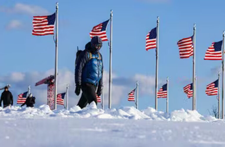 बर्फीले कहर से जकड़ा आधा अमेरिका, ‘आइसक्वेक’ का प्रहार; हजारों फ्लाइट रद्द, 30 की मौत