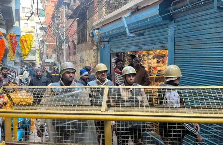 वाराणसी दालमंडी में अवैध निर्माण पर चला बुलडोज़र, भारी पुलिस बल की तैनाती