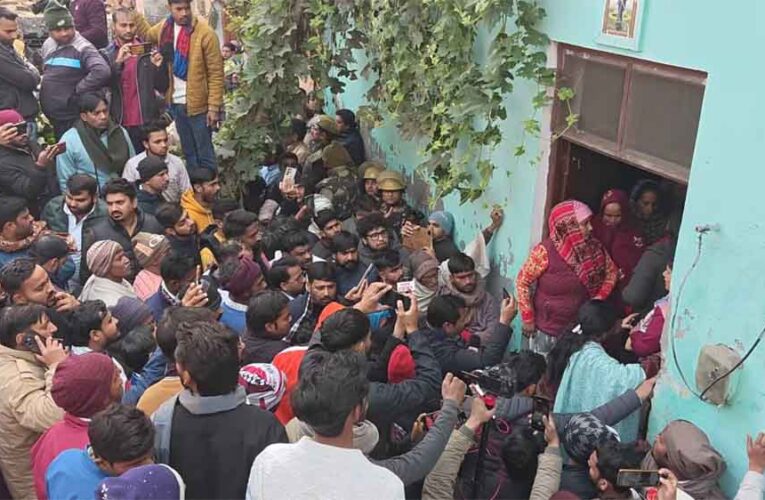 मेरठ में दलित महिला की हत्या से बवाल, 5 घंटे से हंगामा जारी; परिजन बुलडोजर कार्रवाई की मांग पर अड़े