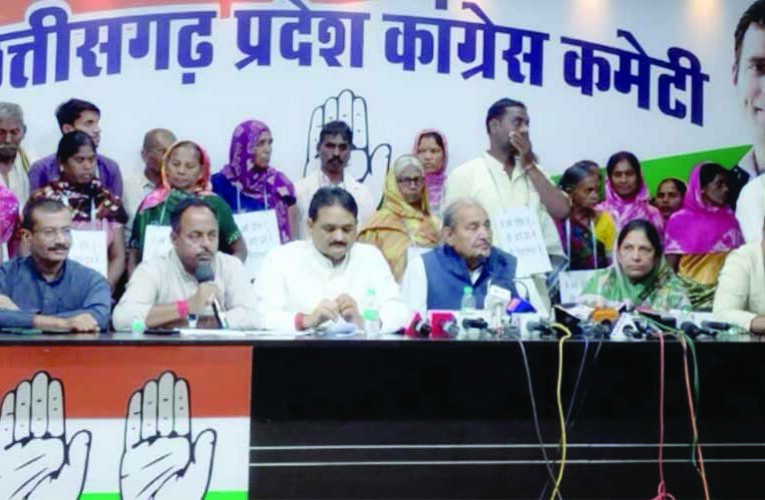 मतदाता सूची से नाम कटने पर बवाल: ‘मैं जीवित हूं’ तख्ती लेकर कांग्रेस भवन पहुंचे लोग, SIR प्रक्रिया पर सवाल