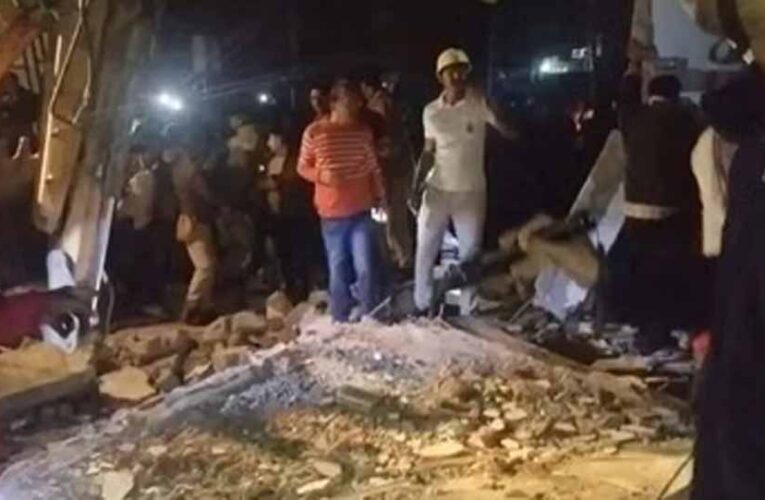 एक झटके में मलबे में तब्दील हुई तीन मंजिला इमारत, 2 की मौत, 13 घायल; तड़के 3 बजे तक चला रेस्क्यू