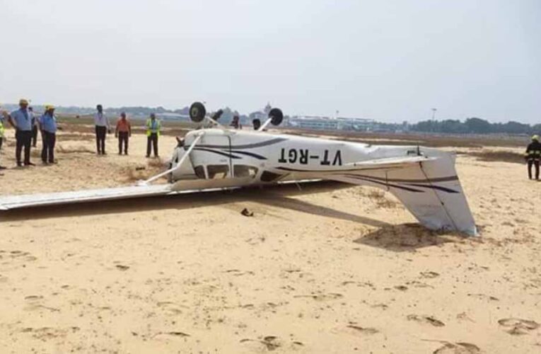 खुले मैदान में क्रैश हुआ ट्रेनिंग विमान, हादसे से पहले पायलट और यात्री ने लगाई छलांग—सभी सुरक्षित