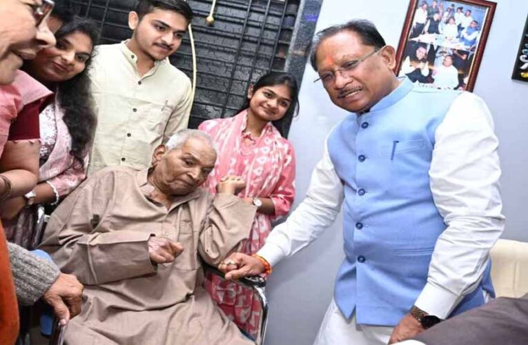 गौरेला में मीसाबंदियों का सम्मान, सीएम साय बोले– लोकतंत्र की रक्षा में निभाई ऐतिहासिक भूमिका