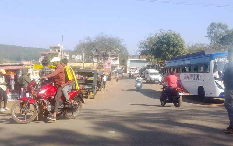 किरगी पंचायत में नहीं है ऑटो स्टैंड की सुविधा पंचायत नहीं है खतरों से खाली