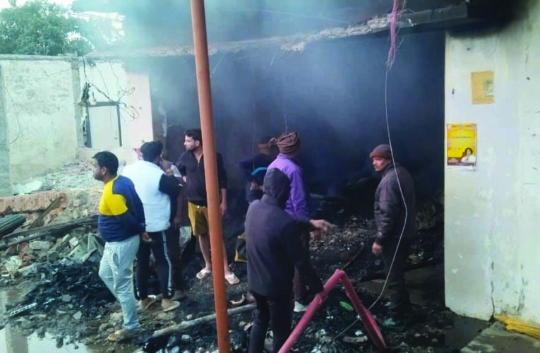 कपड़ा दुकान में भीषण आग, लाखों रुपये का माल जलकर राख