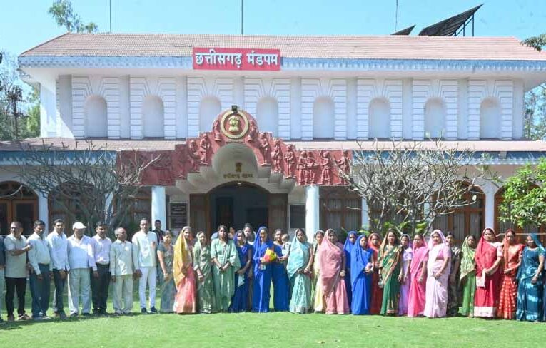 राज्यपाल के गोद ग्राम टेमरी के ग्रामीणों ने किया लोकभवन का भ्रमण