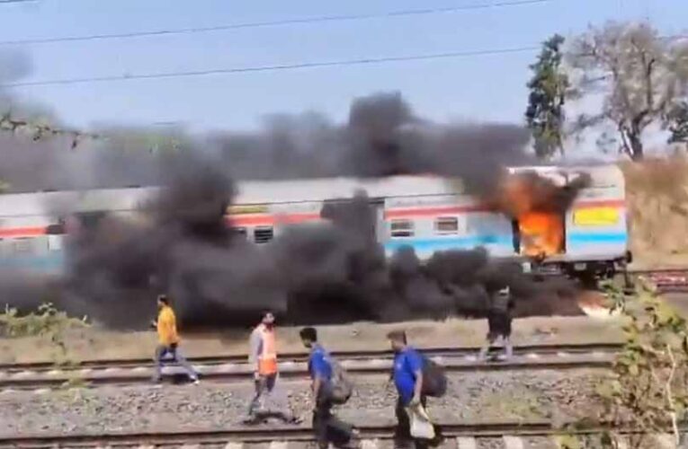 नई दिल्ली–चेन्नई ग्रैंड ट्रंक एक्सप्रेस में आग, यात्रियों में अफरा-तफरी