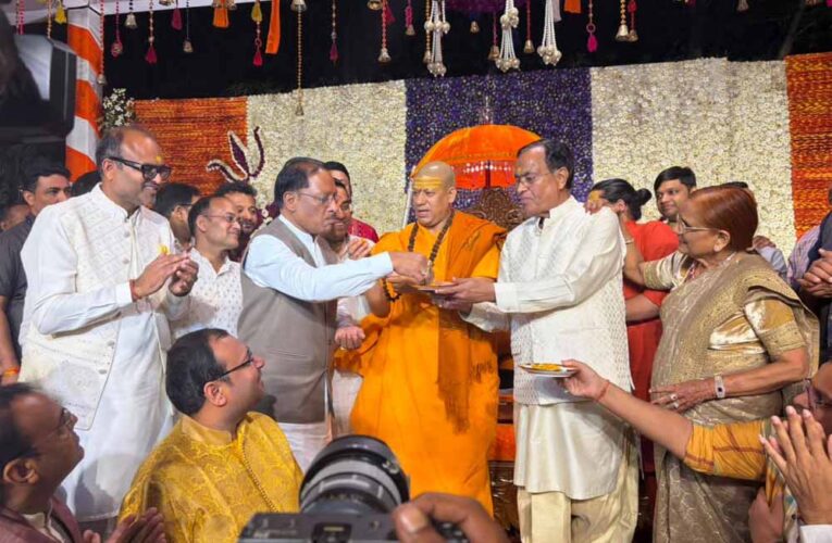 मुख्यमंत्री विष्णुदेव साय ने महामंडलेश्वर स्वामी कैलाशानंद गिरी से लिया आशीर्वाद, आध्यात्मिक विषयों पर संवाद