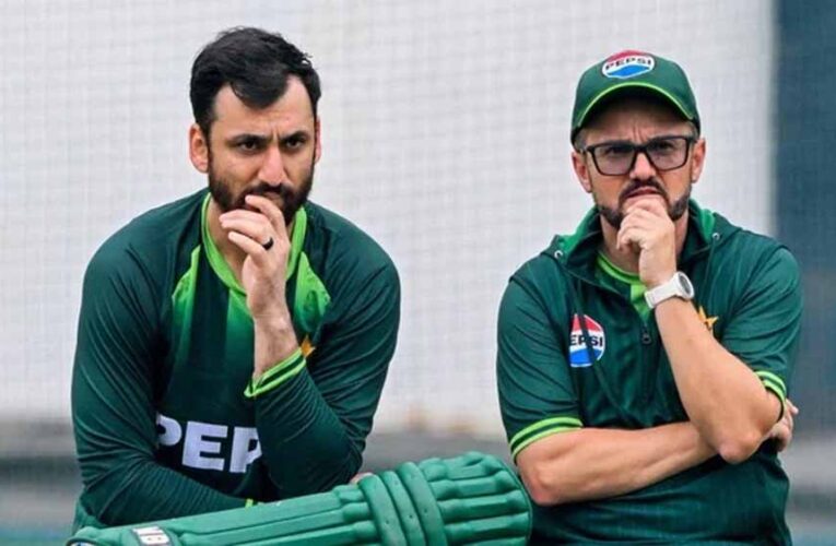 कोच माइक हेसन से नाराज़गी, पाक कप्तान ने गुस्से में पटकी बोतल—बाबर आजम दिखे असहज