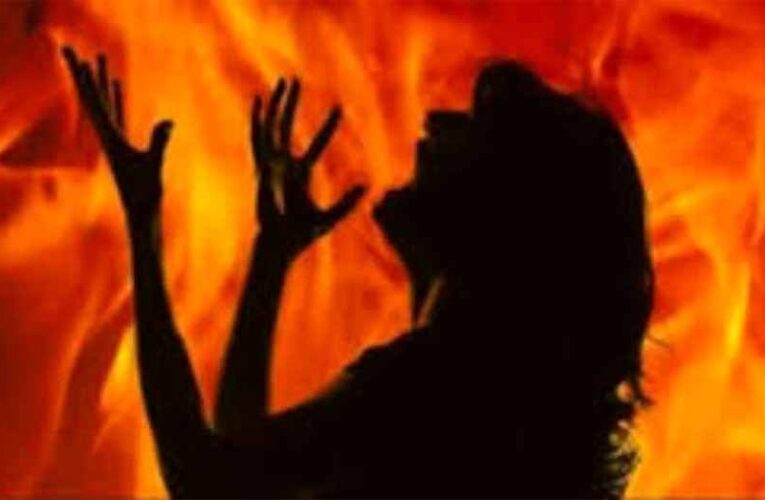 UP में कानून-व्यवस्था पर सवाल: थाने से 100 मीटर दूर किशोरी को जिंदा जलाया, पहले नग्न हालत में मिली थी युवती