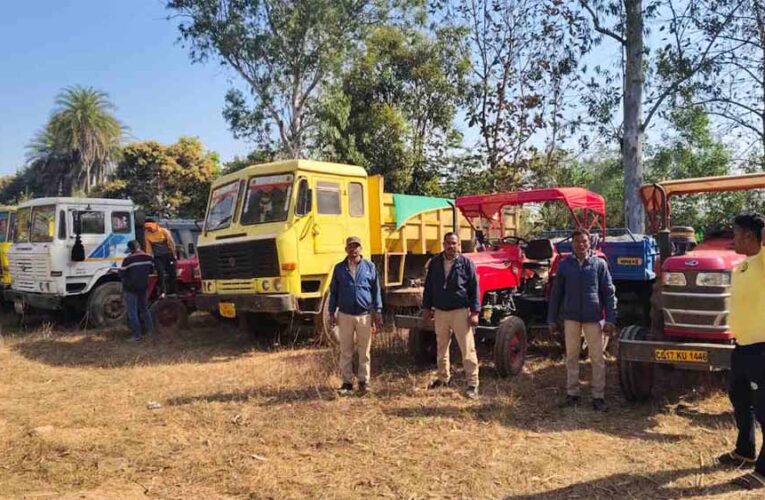 अवैध उत्खनन पर खनिज विभाग का बड़ा एक्शन, पोकलेन सहित 16 वाहन जब्त
