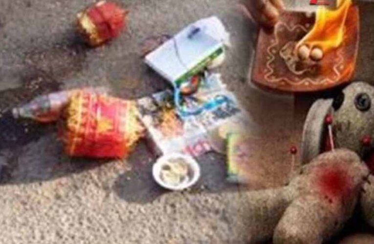 सड़क पर पड़ी इन चीज़ों को पार करना पड़ सकता है भारी, मान्यताओं में है बड़ा संकेत!