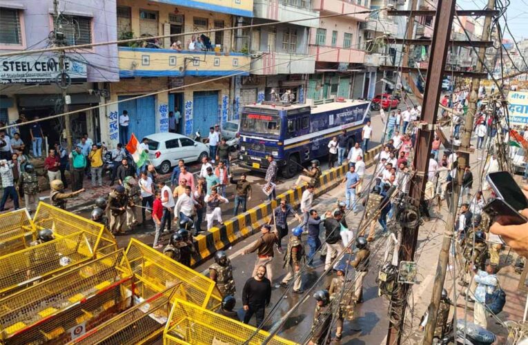 भाजपा–कांग्रेस कार्यकर्ताओं में झड़प, पथराव के साथ टमाटर और पानी की बोतलें चलीं