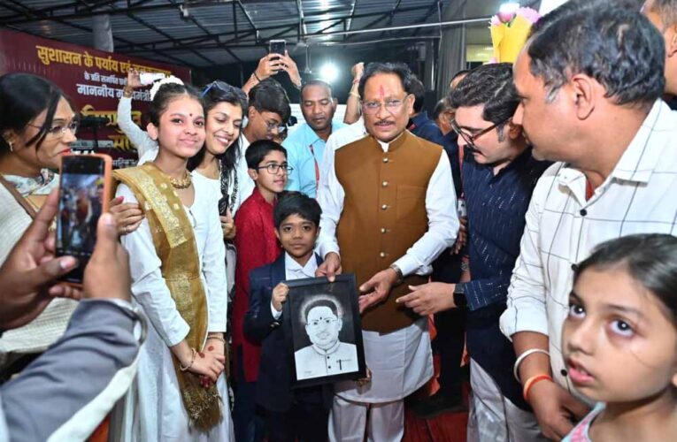 मुख्यमंत्री विष्णुदेव साय को मिलीं जन-जन की शुभकामनाएं, जन्मदिन पर मुख्यमंत्री निवास बना उल्लास का केंद्र