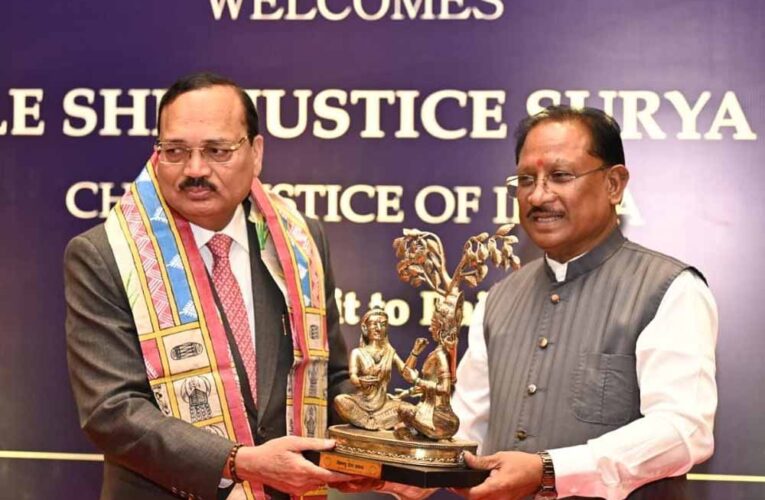 मुख्यमंत्री विष्णुदेव साय ने भारत के मुख्य न्यायाधीश न्यायमूर्ति सूर्यकांत का किया आत्मीय स्वागत