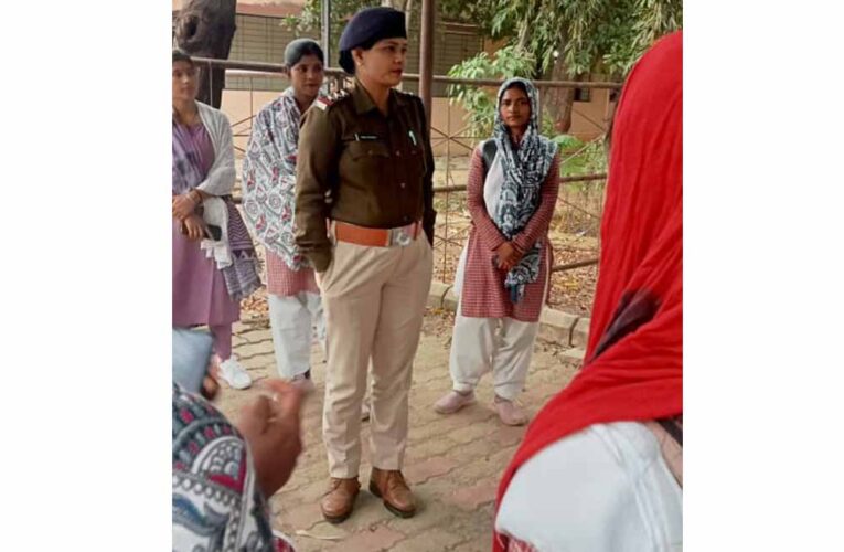 इंदिरा कॉलेज में चला ‘अभिमन्यु/सृजन/सम्मान’ अभियान, बालिकाओं को किया जागरूक