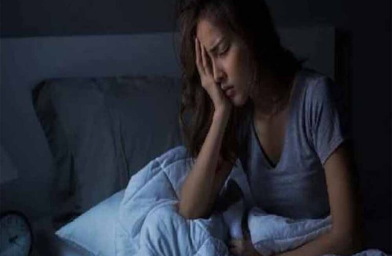 रात में नींद उड़ जाती है? हो सकता है वजह हों आपके ठंडे पैर, जानिए पूरा वैज्ञानिक कारण