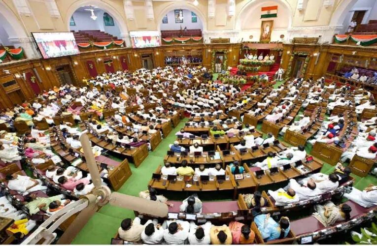 यूपी विधानसभा में शोक प्रस्ताव के दौरान विधायक का मोबाइल बजा, स्पीकर महाना ने किया जब्त