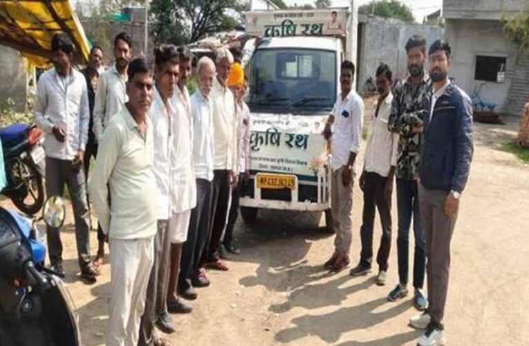 किसानों को दी जा रही आधुनिक कृषि यंत्रों की जानकारी