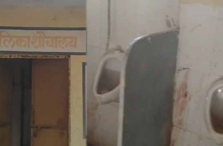 Kukshi के बालिका शौचालय में पुरुषों के यूरिनल, 3.12 लाख की लागत से बना लेकिन 6 साल से अधिकारी अनजान