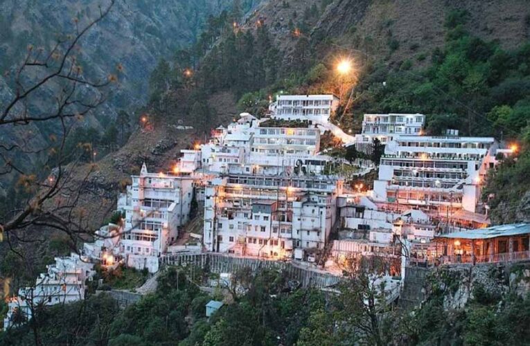 वैष्णो देवी भवन में कैमरा प्रतिबंधित, फिर अंदर का वीडियो कैसे बना? शिखा पर FIR दर्ज