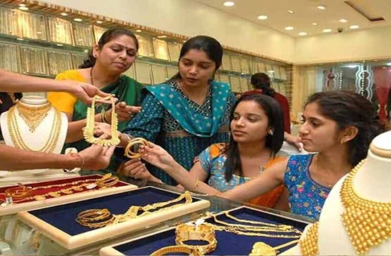 सोने-चांदी की कीमतों में गिरावट, 22K गोल्ड 8 हजार रुपये से ज्यादा सस्ता, चांदी के रेट भी डाउन