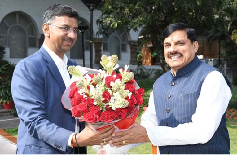 IAS ट्रांसफर अपडेट: मोहन के मिडनाइट मैसेज के बाद मनीष सिंह और वर्णवाल बने ताकतवर, CM ने 2026 रोडमैप पर जताई गंभीरता