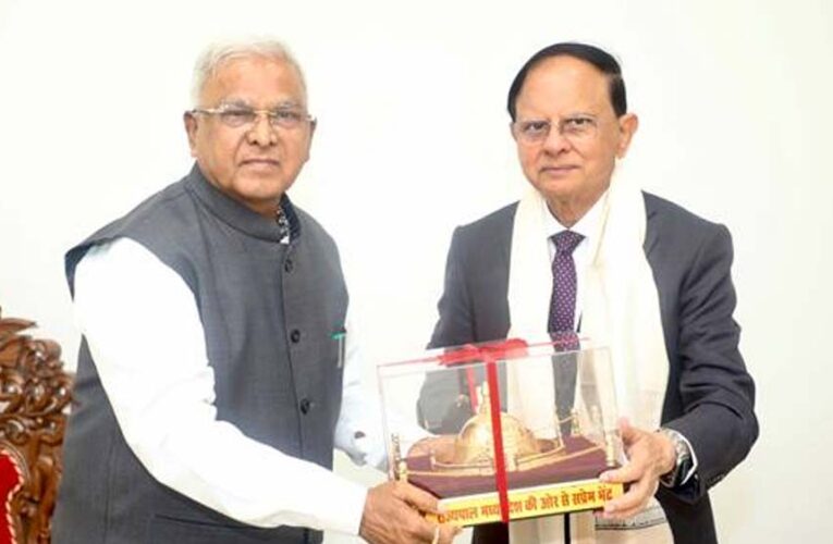 राज्यपाल  मंगुभाई पटेल से प्रधानमंत्री के प्रमुख सचिव डॉ. पी.के. मिश्रा की सौजन्य भेंट