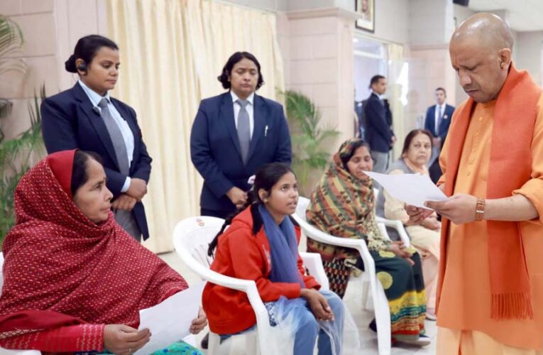 जनपद स्तर पर समस्याओं का निस्तारण सुनिश्चित करें अधिकारी: सीएम योगी