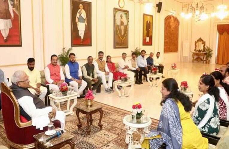 राज्यपाल  पटेल से केरल राज्य के पार्षदगणों ने की मुलाकात