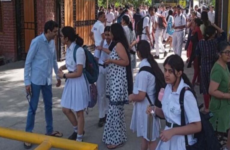 Ahmedabad के स्कूलों को बम से उड़ाने की धमकी, पुलिस अलर्ट पर, शहर में दहशत