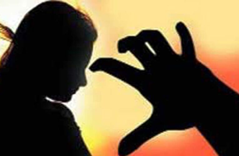 घर में घुसकर युवती के साथ की अश्लील हरकत