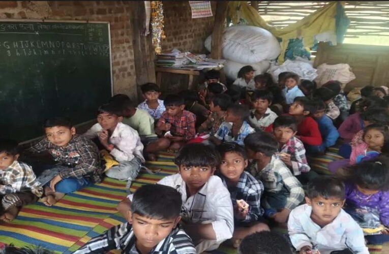 बड़वानी में शिक्षा की दुर्दशा:गाय-बकरियों के तबेले में ठूंसे गए 40 आदिवासी बच्चे!