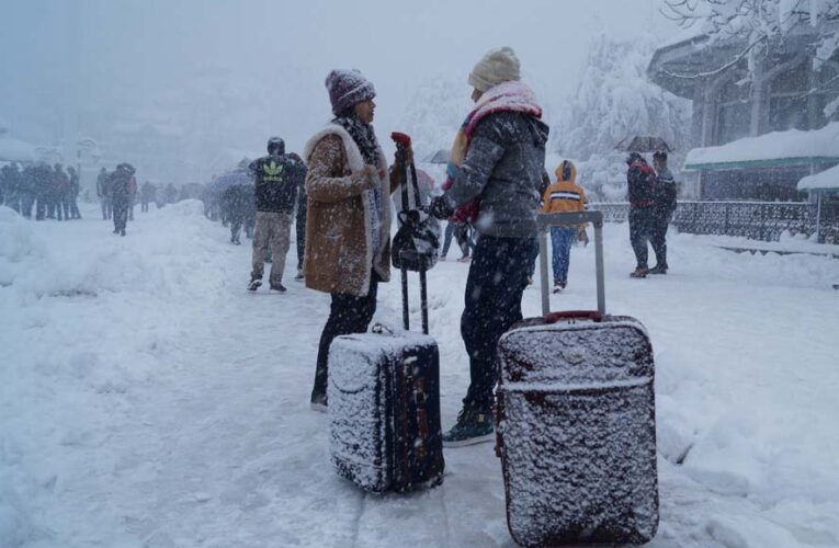 पहाड़ों में बदला मिजाज, गर्मी के बीच बारिश और बर्फबारी के संकेत