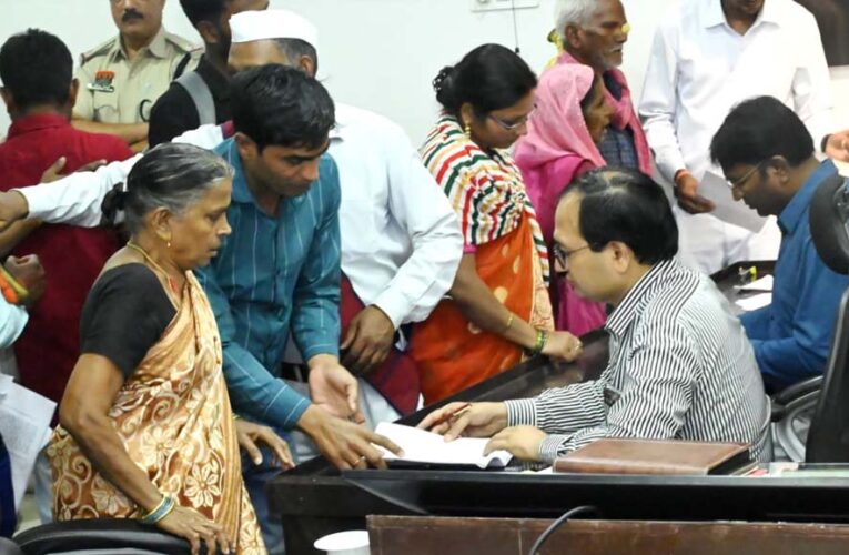 जनदर्शन में कलेक्टर ने सुनी लोगों की समस्याएं