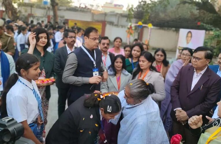 सख्त सुरक्षा में शुरू हुई यूपी बोर्ड परीक्षा, शिक्षा मंत्री ने छात्राओं का तिलक लगाकर बढ़ाया हौसला