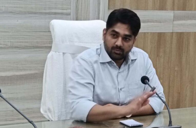 कलेक्टर का सख्त कदम: तहसीलदार और नायब तहसीलदार को नोटिस, पटवारी सस्पेंड; राजस्व विभाग में हड़कंप